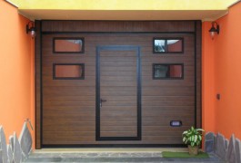 Porta garage sezionale motorizzata con porta pedonale e oblò