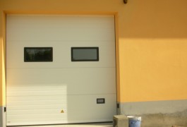 Porta garage sezionale con oblò